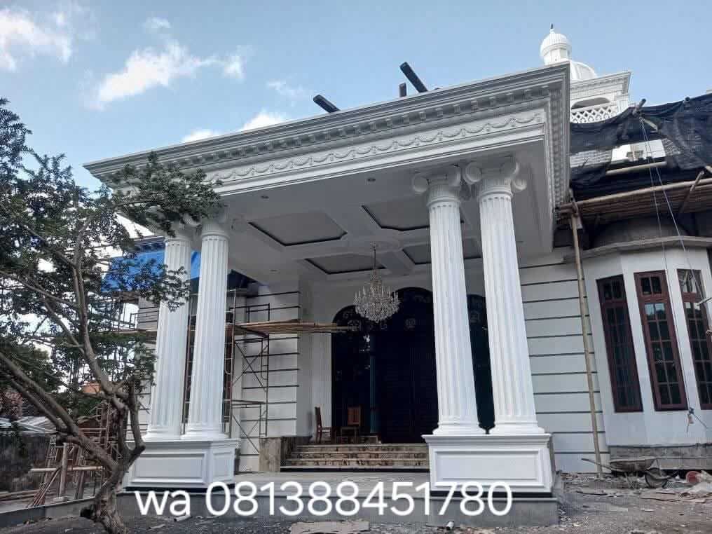 Kolom beralur dan kepala pilar sebagai titik fokus.